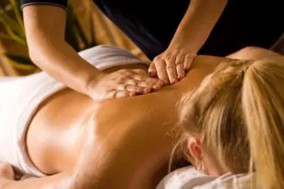 image d un therapeuthe qui fait un massage le long de la colonne vertebrale , pour eliminer les blocages émotionnels