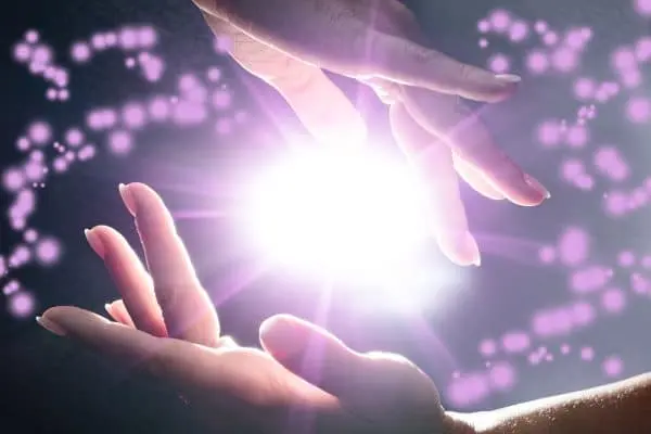 image de deux mains formant une boule d énergie lumineuse , la boule de CHI cest la methode soin Laochi