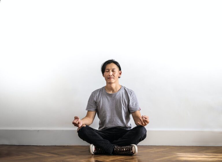 un homme en train de mediter en position assise en meditation en pleine conscience, en position de relaxation profonde